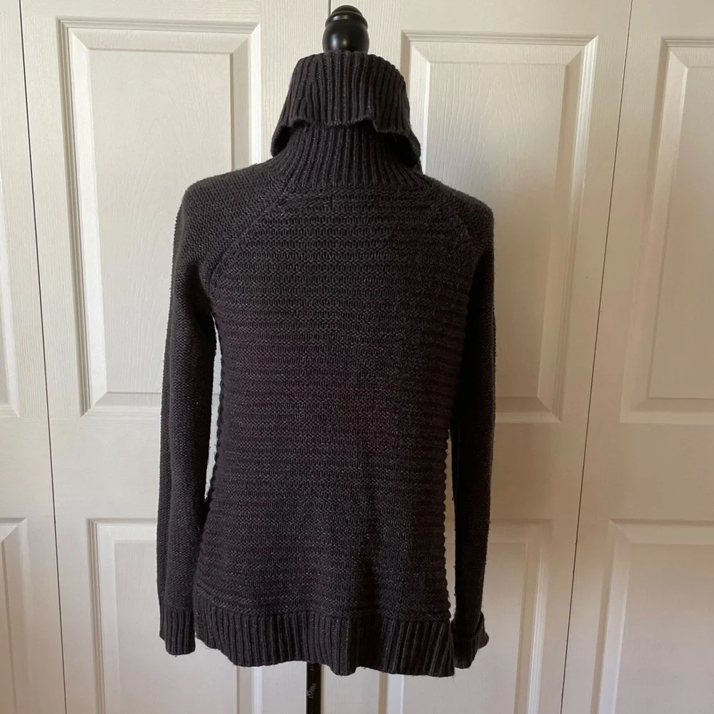 Elle black turtleneck